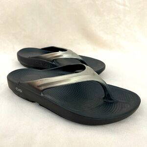 OOFOS Women’s OOLALA LUXE Metallic Recovery Thong Sandal